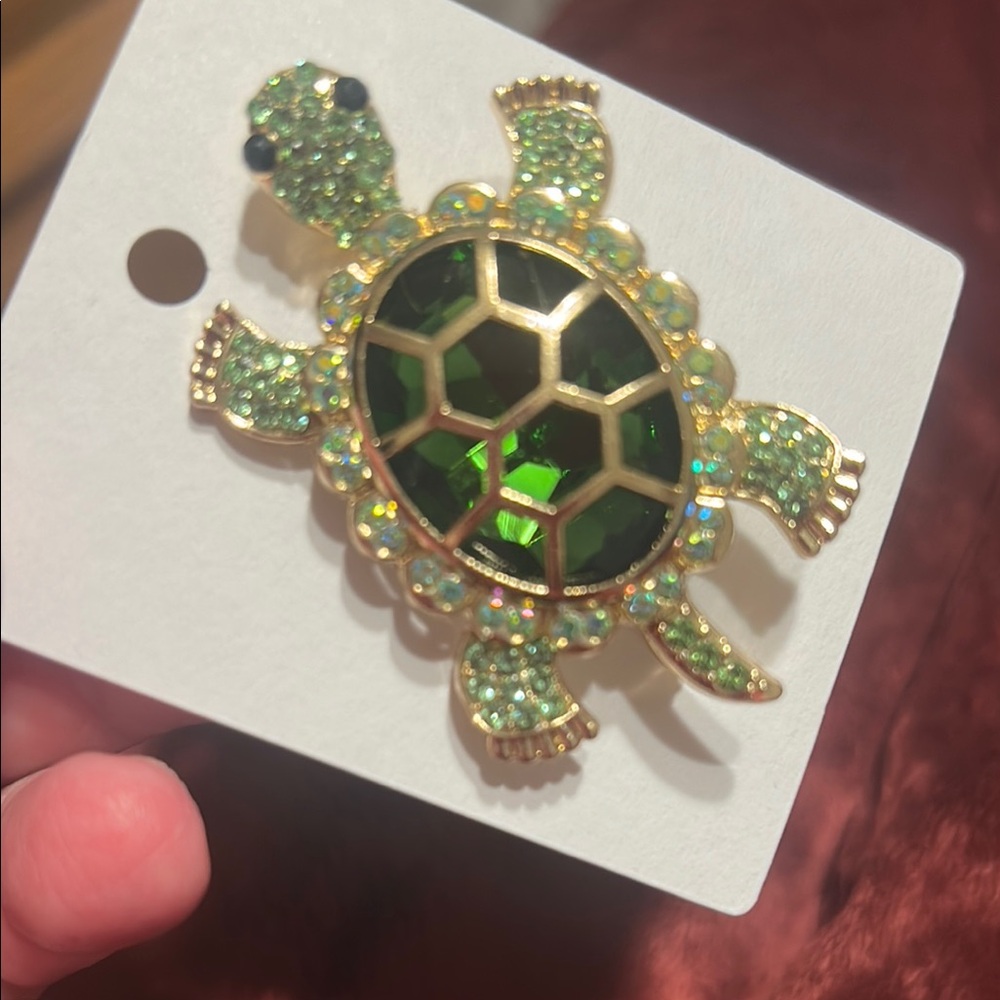 Elegant Green Turtle Brooch - Picture 4 of 4